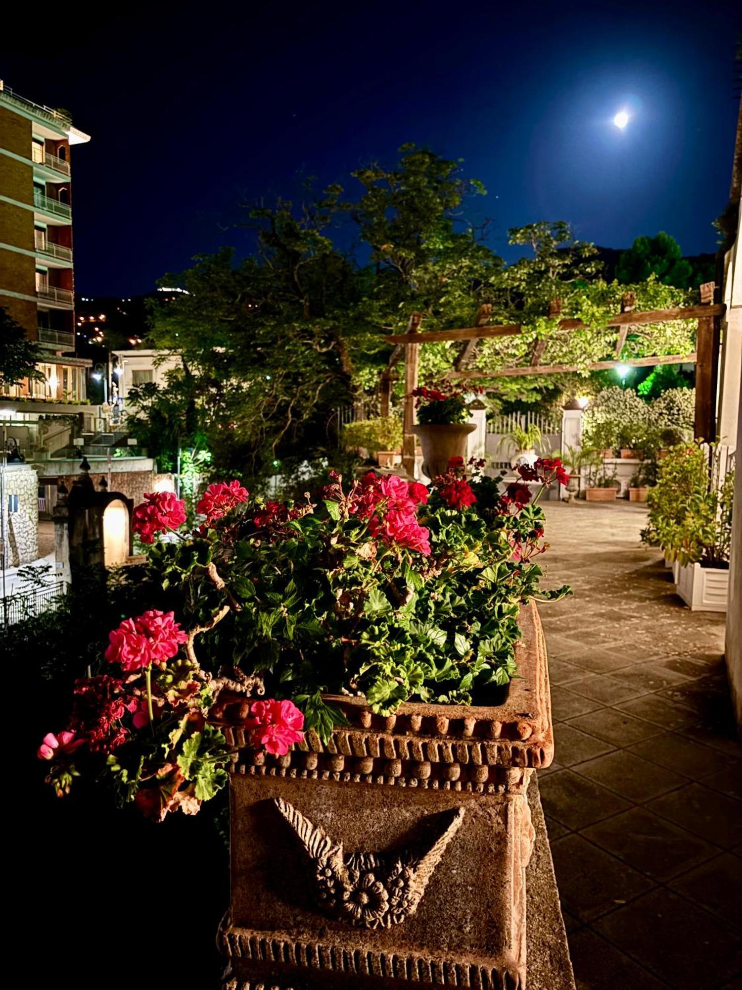 Relais La Rupe Hotel Sorrento Bagian luar foto